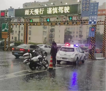 迎战暴雨——郑州交警齐上路，全力护航保安全